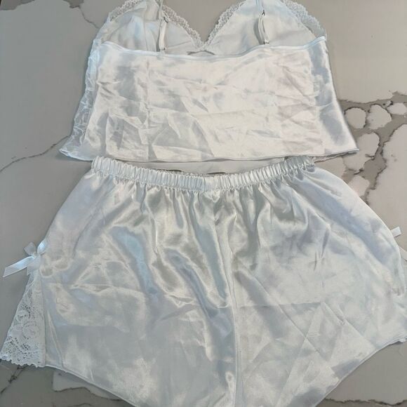 Elegant White Lace Sleepwear Set - Picture 2 of 8